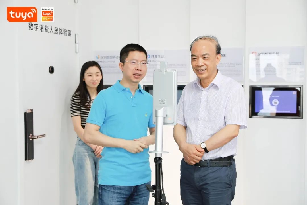 厦门市委常委、常务副市长黄强现场体验全新科技