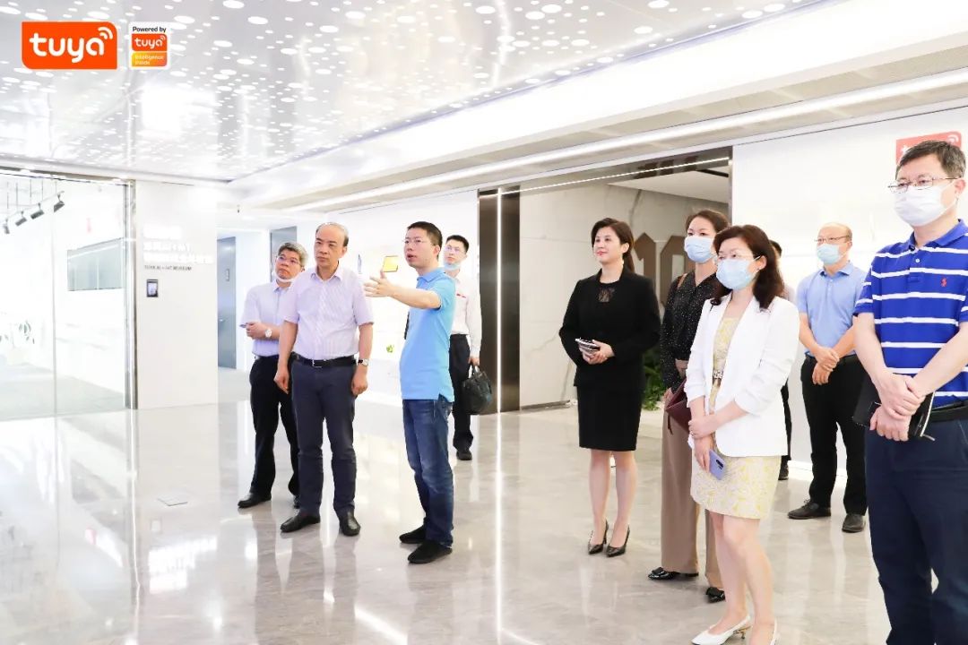 黄强一行参观体验馆和展示区