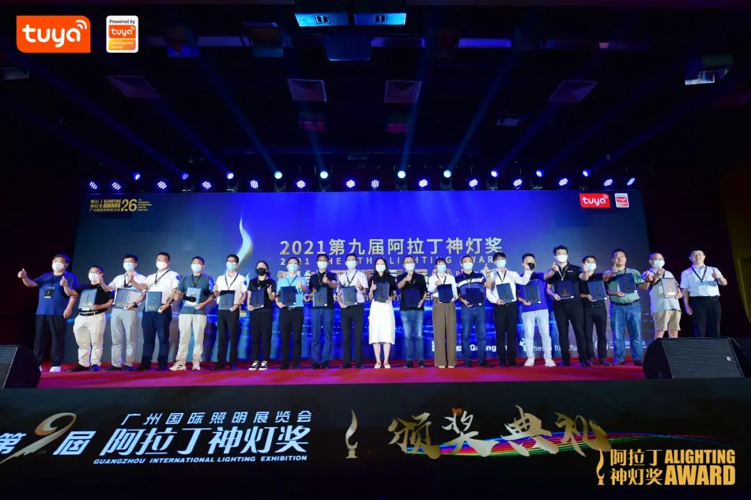 涂鸦智能华南大区总经理陈涛（右一）为获奖企业颁奖