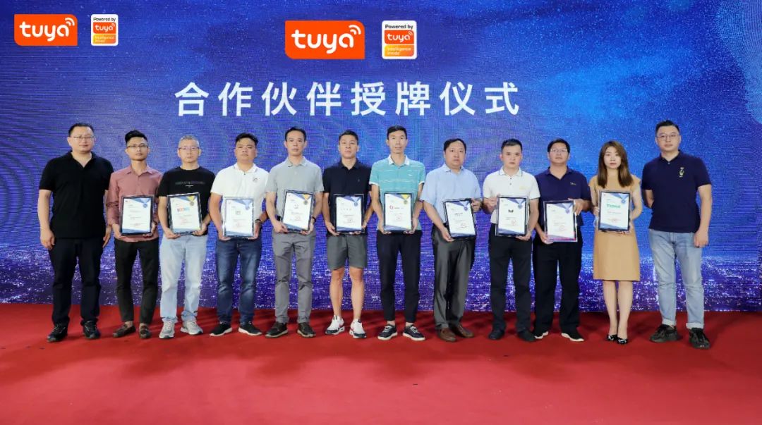 涂鸦智能副总裁孙新涛、华南大区副总经理孔令群为合作伙伴颁发客户会员等级证书