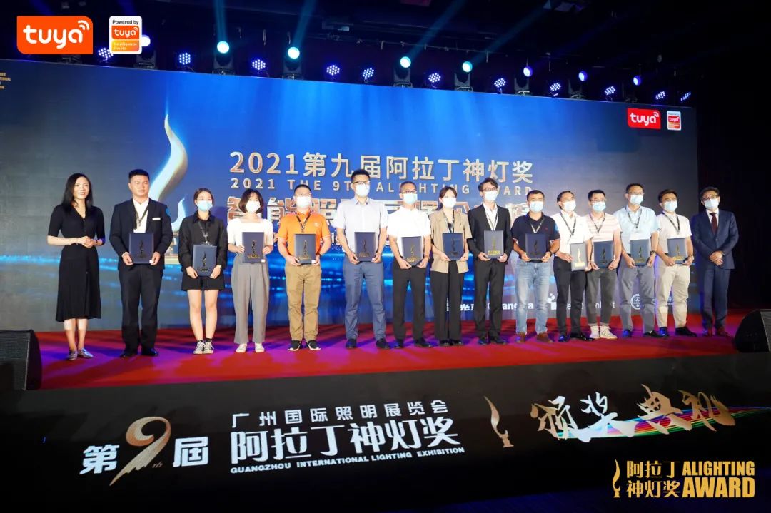 涂鸦智能大市场及战略合作副总裁兼CMO那竞丹（左一）为获奖企业颁奖