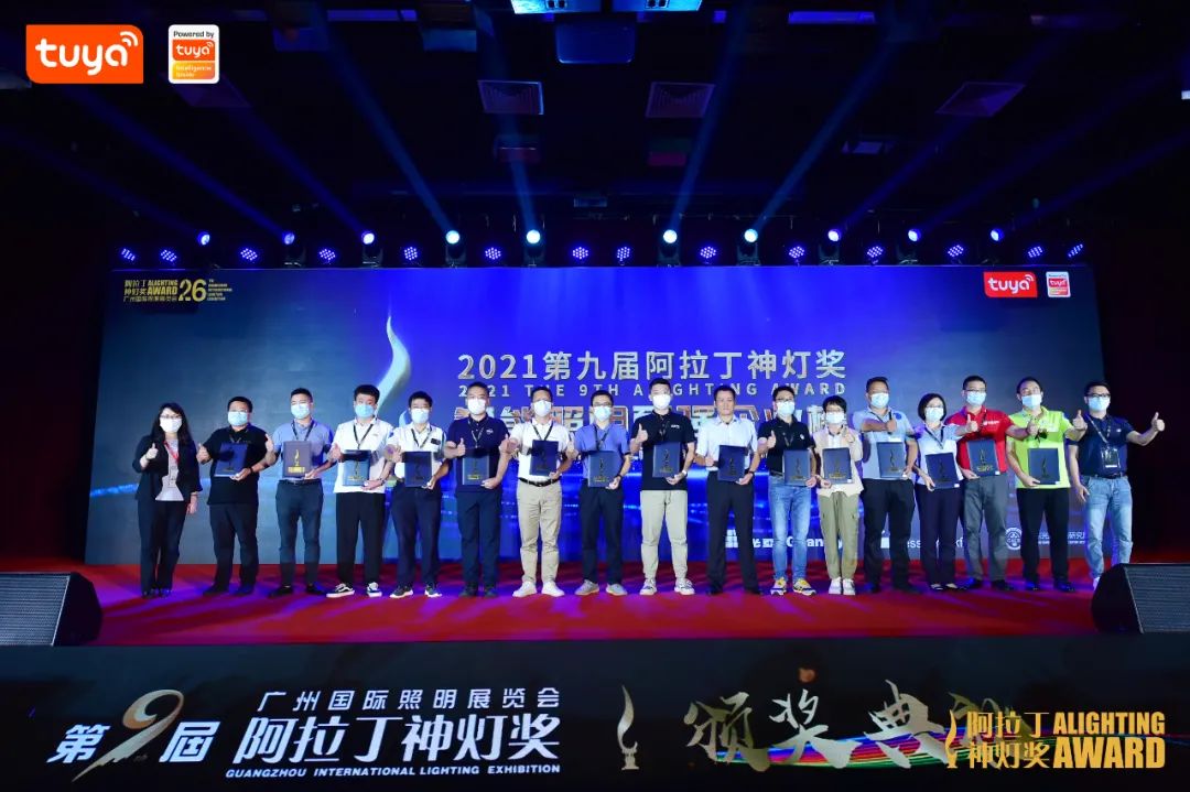 涂鸦智能华东大区总经理林天准（右一）为获奖企业颁奖