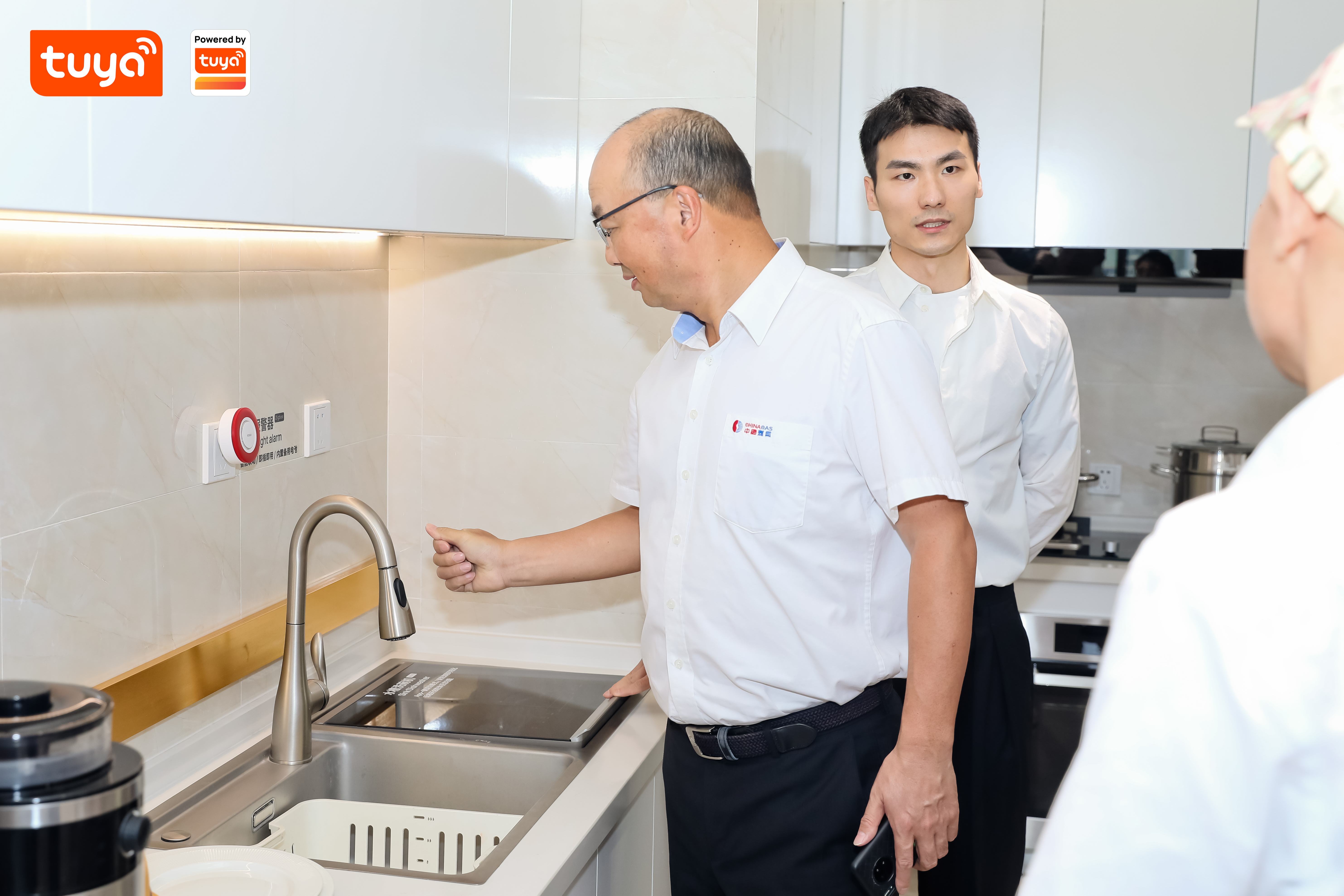 中国燃气一行参观涂鸦智能全屋厨房展厅