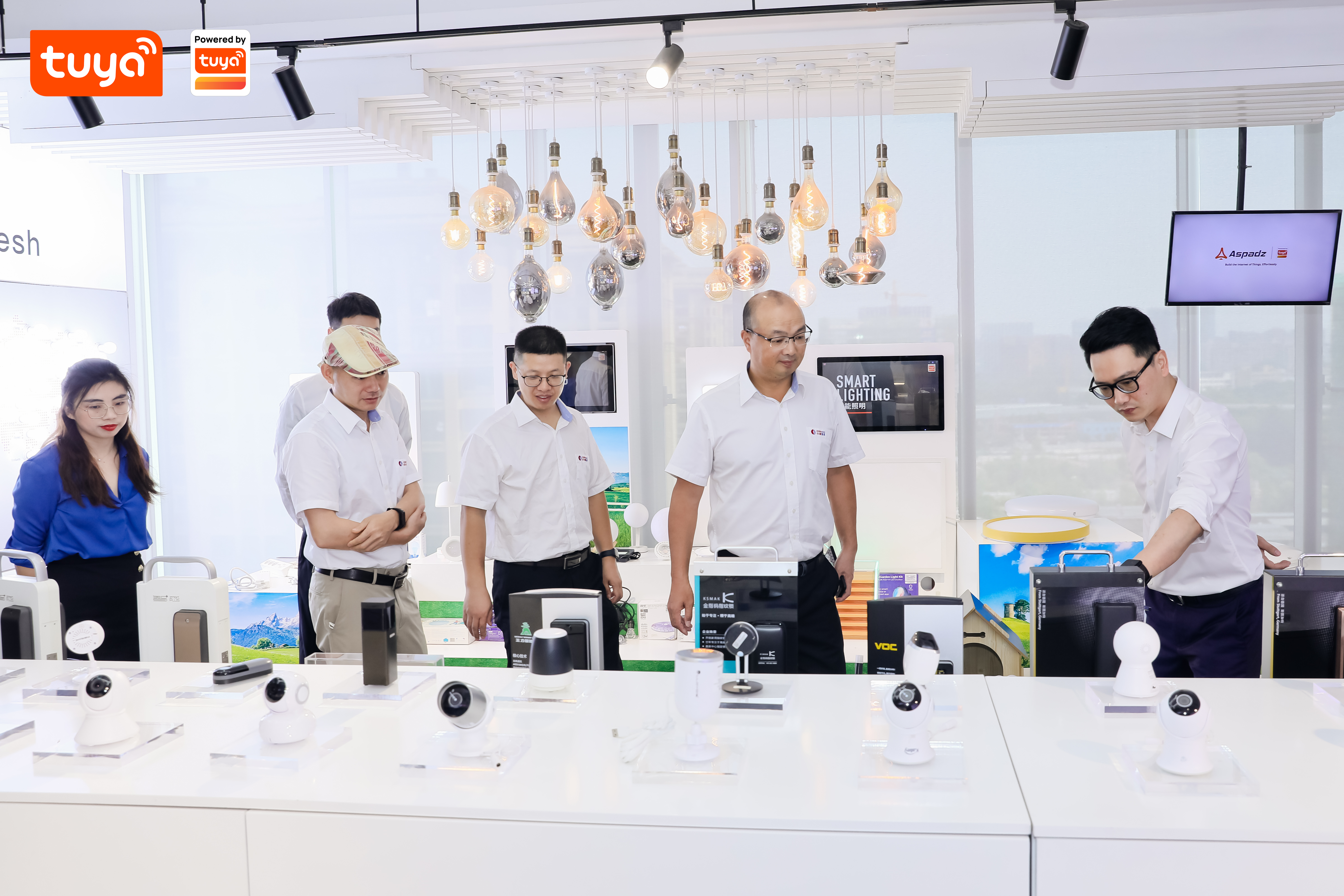 中国燃气一行参观涂鸦智能展厅