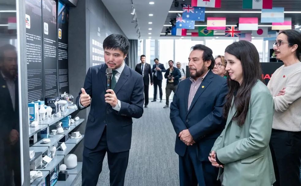 杨懿为代表团一行讲解涂鸦智能解决方案