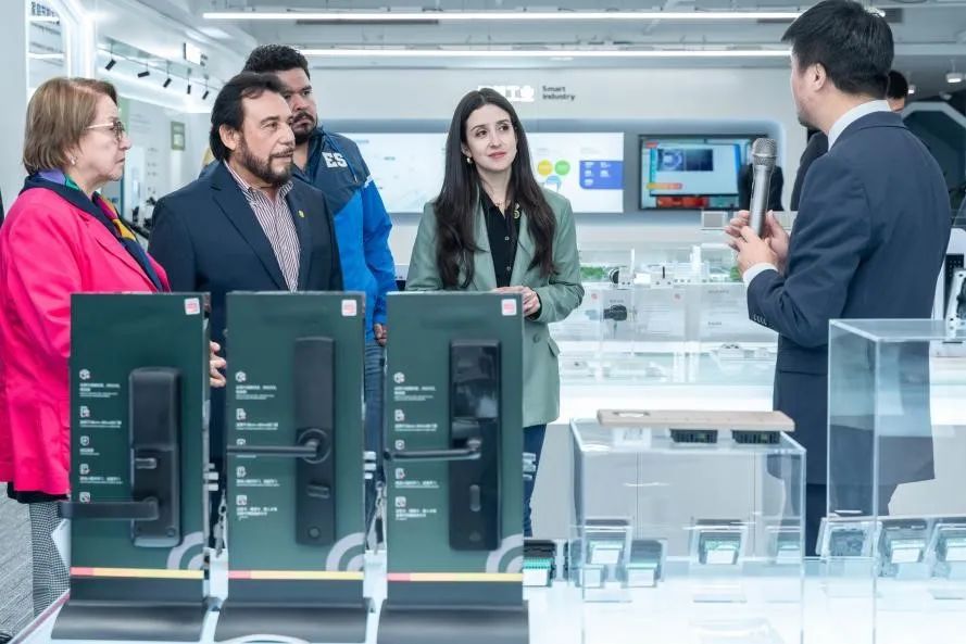 杨懿为代表团一行讲解涂鸦智能解决方案