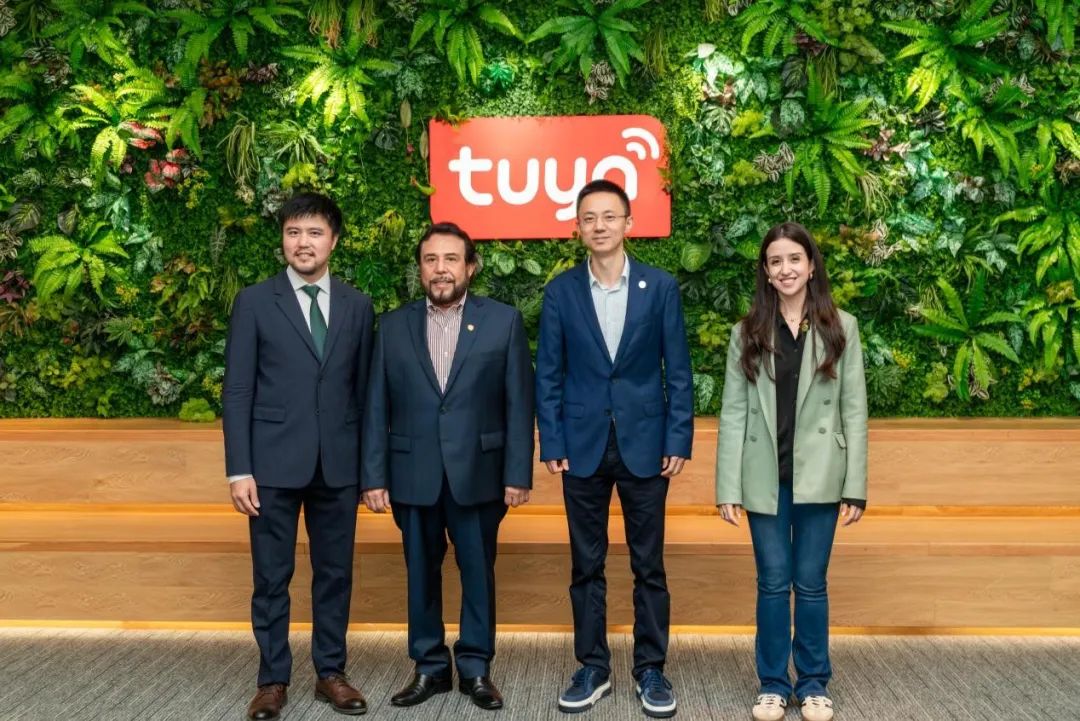 萨尔瓦多当选副总统菲利克斯·乌略亚（左二）、萨尔瓦多外交部副部长阿德里安娜·米拉（右一）和涂鸦智能联席董事长兼总裁陈燎罕（右二）、涂鸦智能联合创始人兼COO杨懿（左一）合影