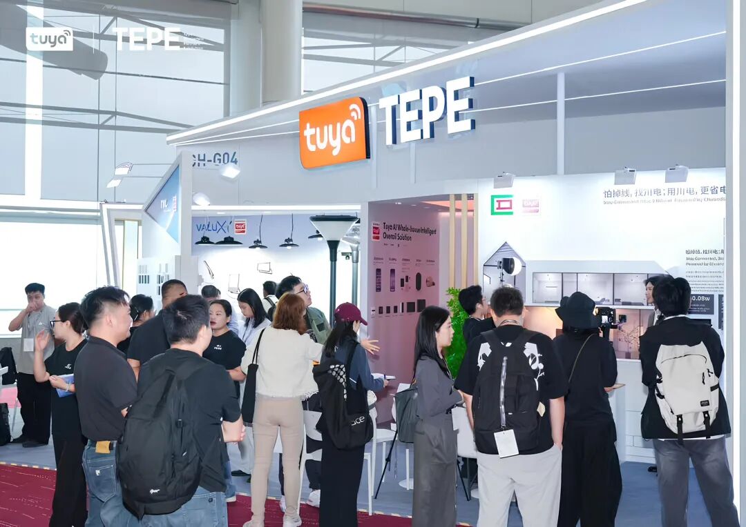 【参观者聚集在2025香港秋灯展涂鸦智能展区】