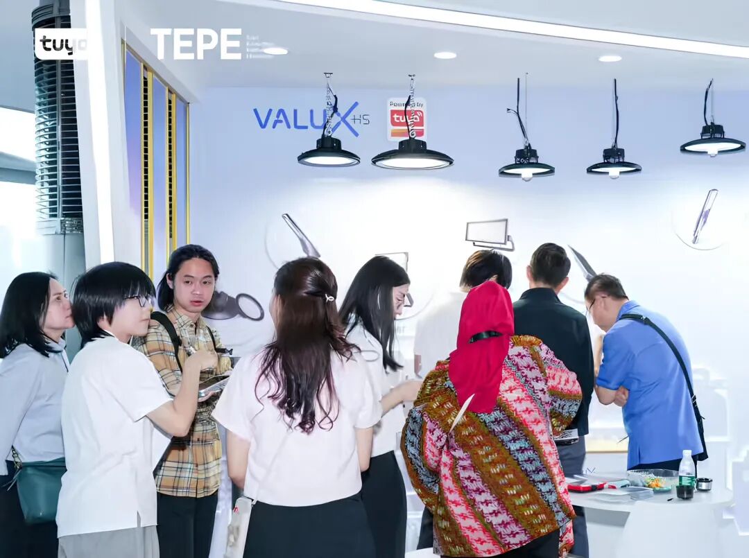 【参观者了解嘉华照明的多款智能户外照明产品】