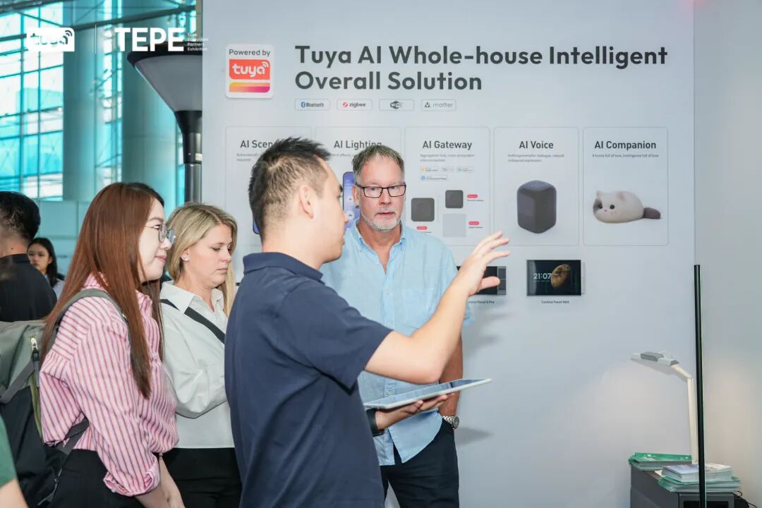 【涂鸦智能工作人员为参观者讲解AI全屋智能解决方案】