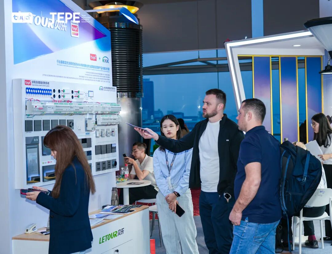 【参观者了解KNX有线与多协议无线融合智能全案】