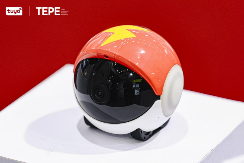 【涂鸦展出的逗宠机器人，能够自动捕捉宠物精彩瞬间】