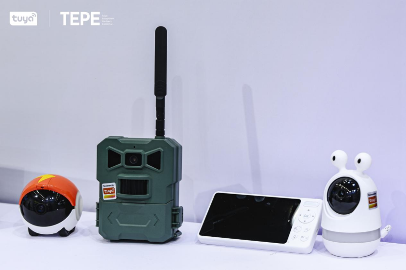 【涂鸦以AI赋能打造的逗宠机器人、4G打猎相机、婴儿看护器】