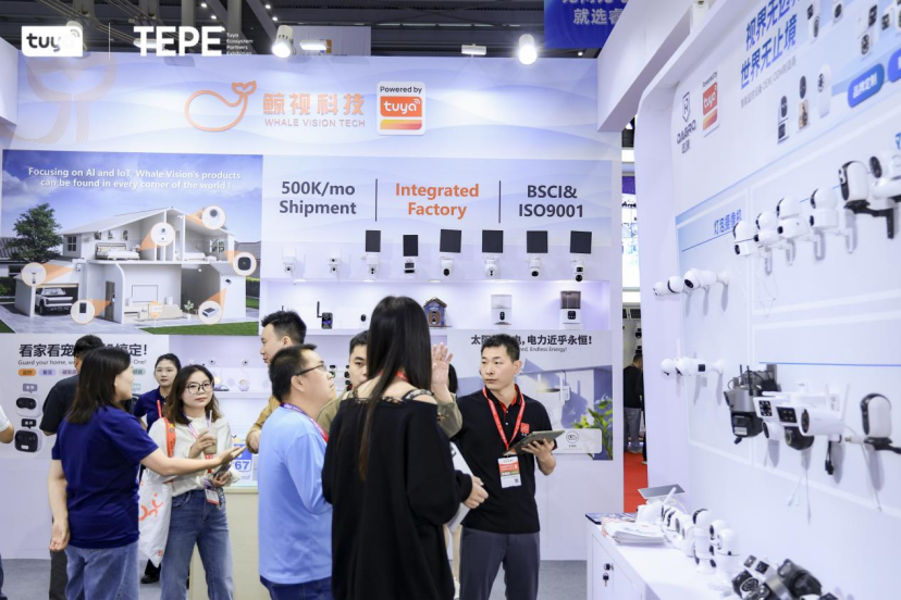 【鲸视科技产品矩阵吸引参观者咨询体验】