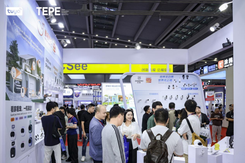 【涂鸦智能全球生态展吸引观众参观、交流】