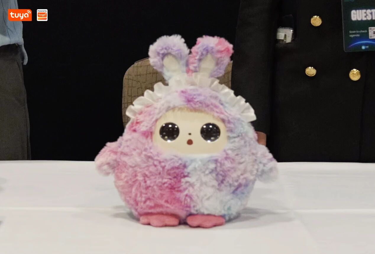 【涂鸦智能展出的AI玩偶，通过AI算法捕捉用户情绪变化并呈现不同表情】