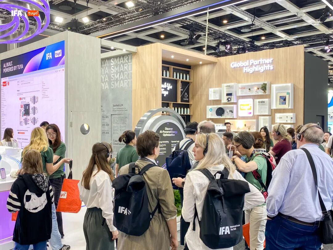 【参观者聚集在涂鸦展厅】