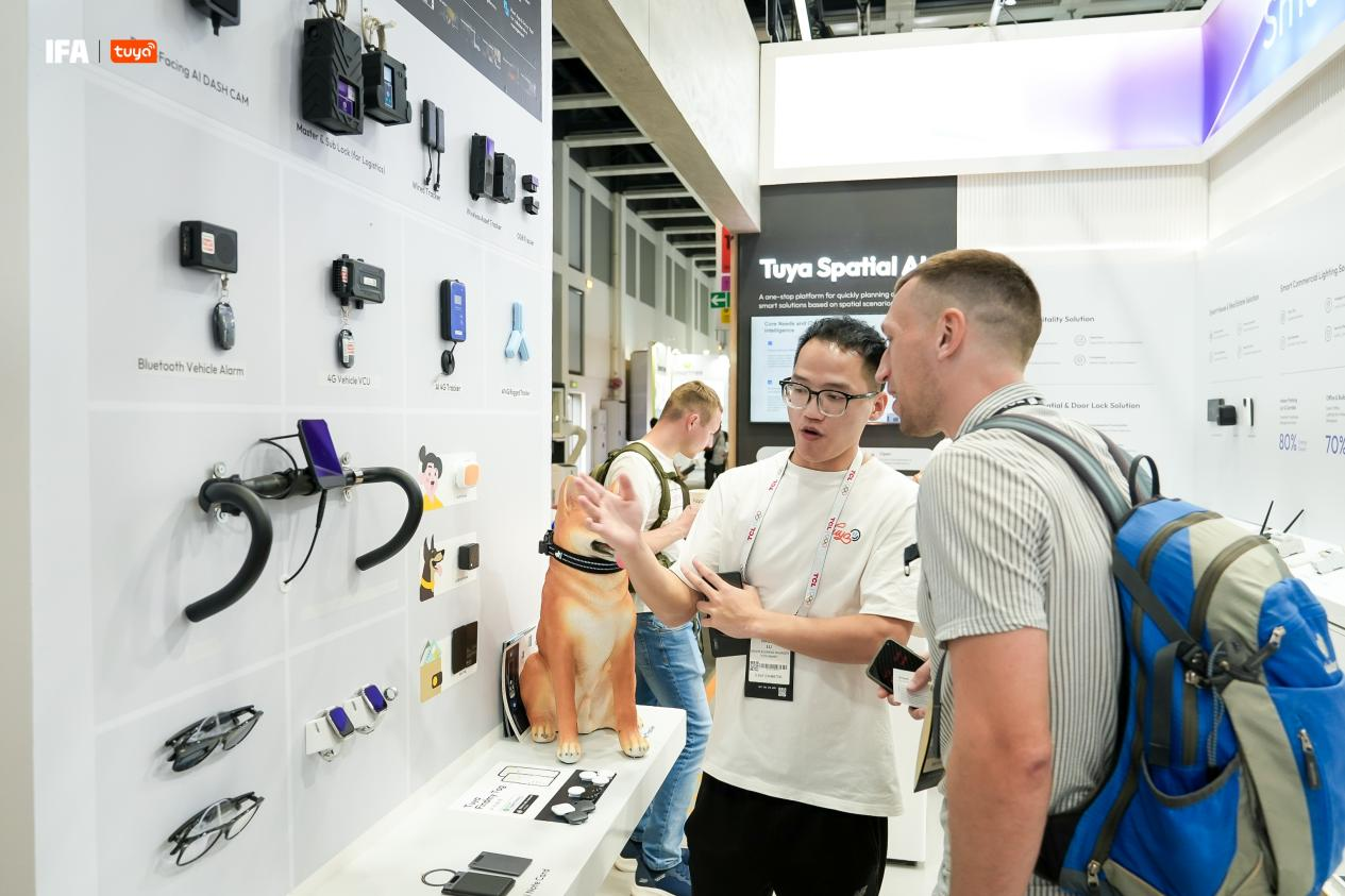 【涂鸦AI出行硬件吸引参观者咨询】