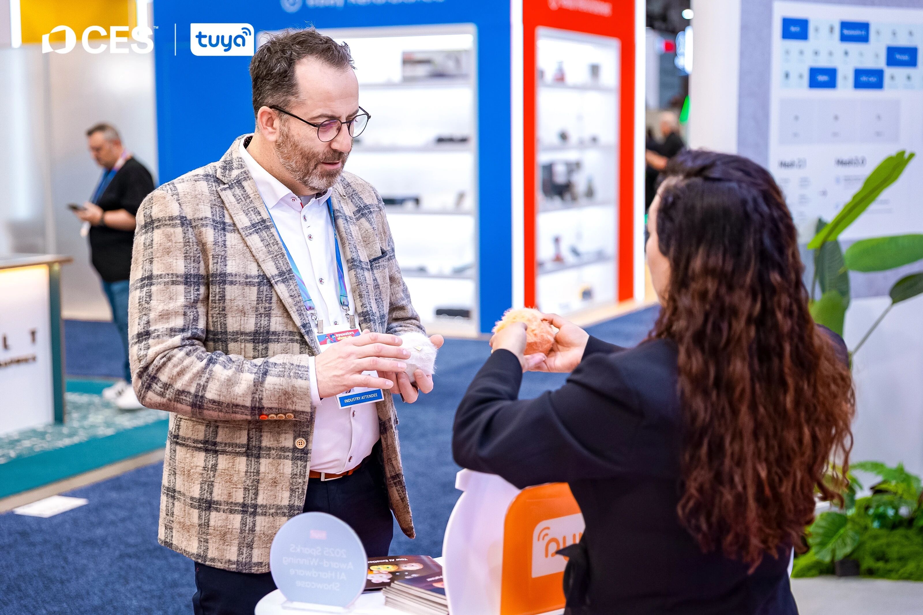 【参观者认真了解芙崽】