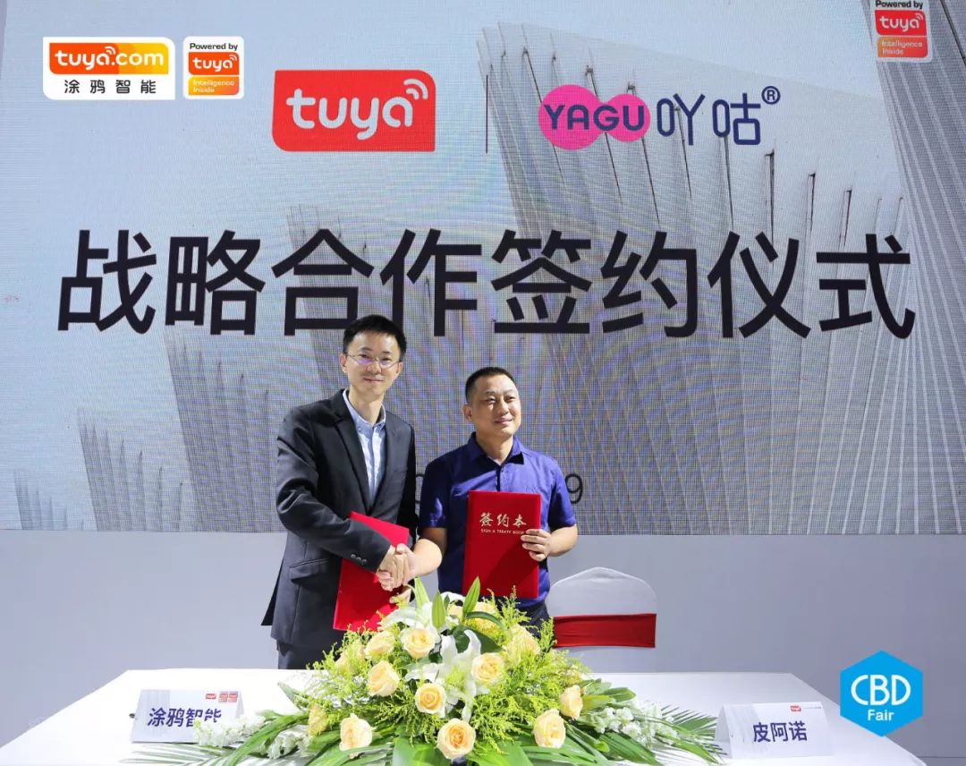 左：涂鸦智能董事长兼总裁陈燎罕 右：深圳市吖咕智能科技有限公司（皮阿诺旗下智能家居品牌公司）总经理胡展坤