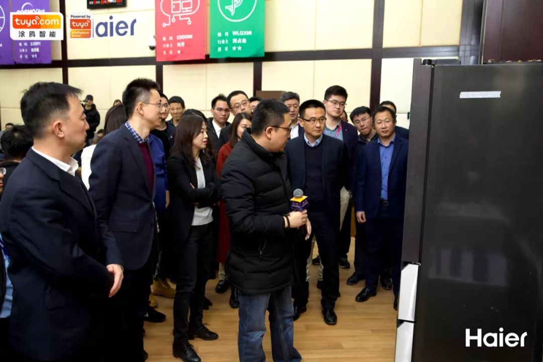 海尔智家生态平台智慧安防产业研发总监潘月霖向嘉宾介绍海尔智家与涂鸦智能合作的新品