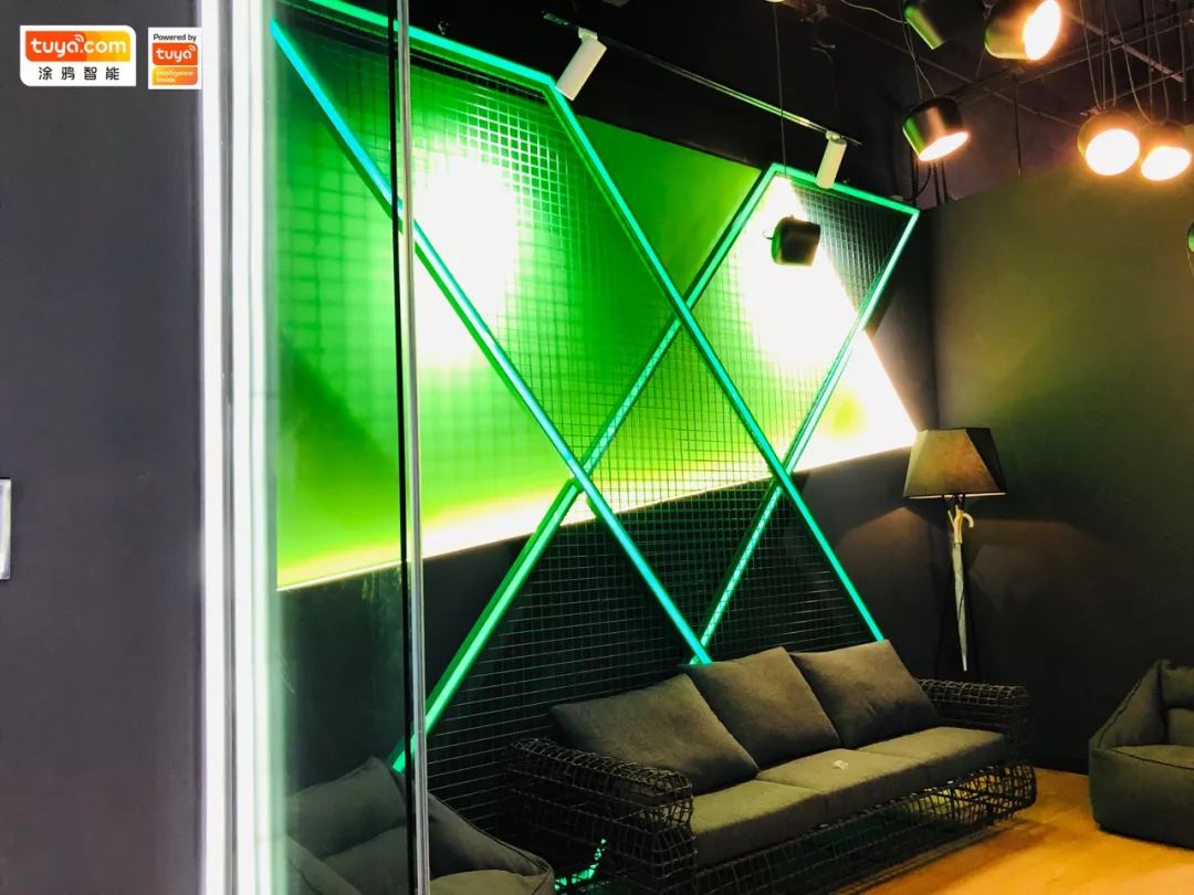 Xbox区展示的PBT灯带由美国智能家居品牌Geeni提供