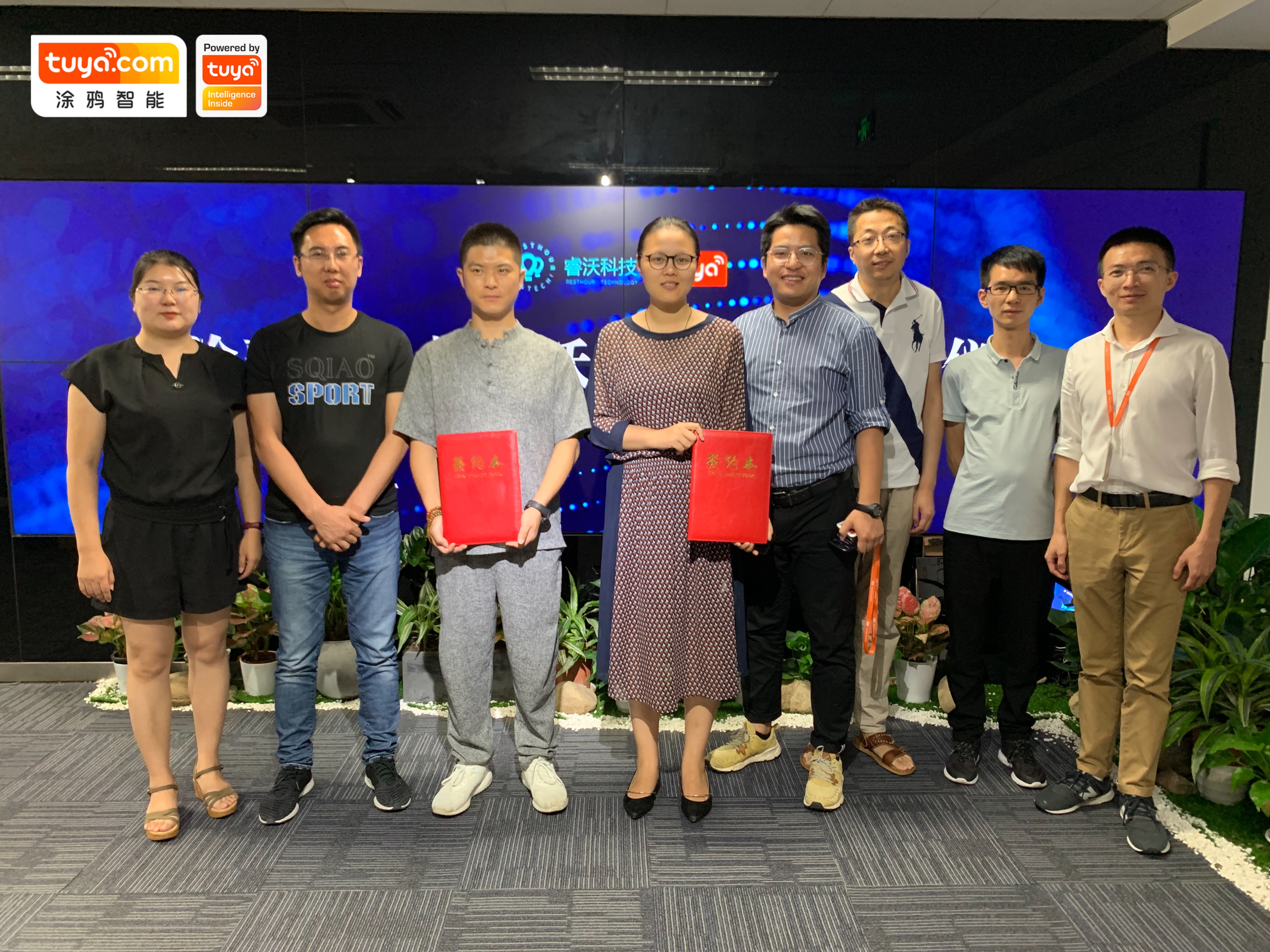 涂鸦智能与睿沃科技双方代表合影