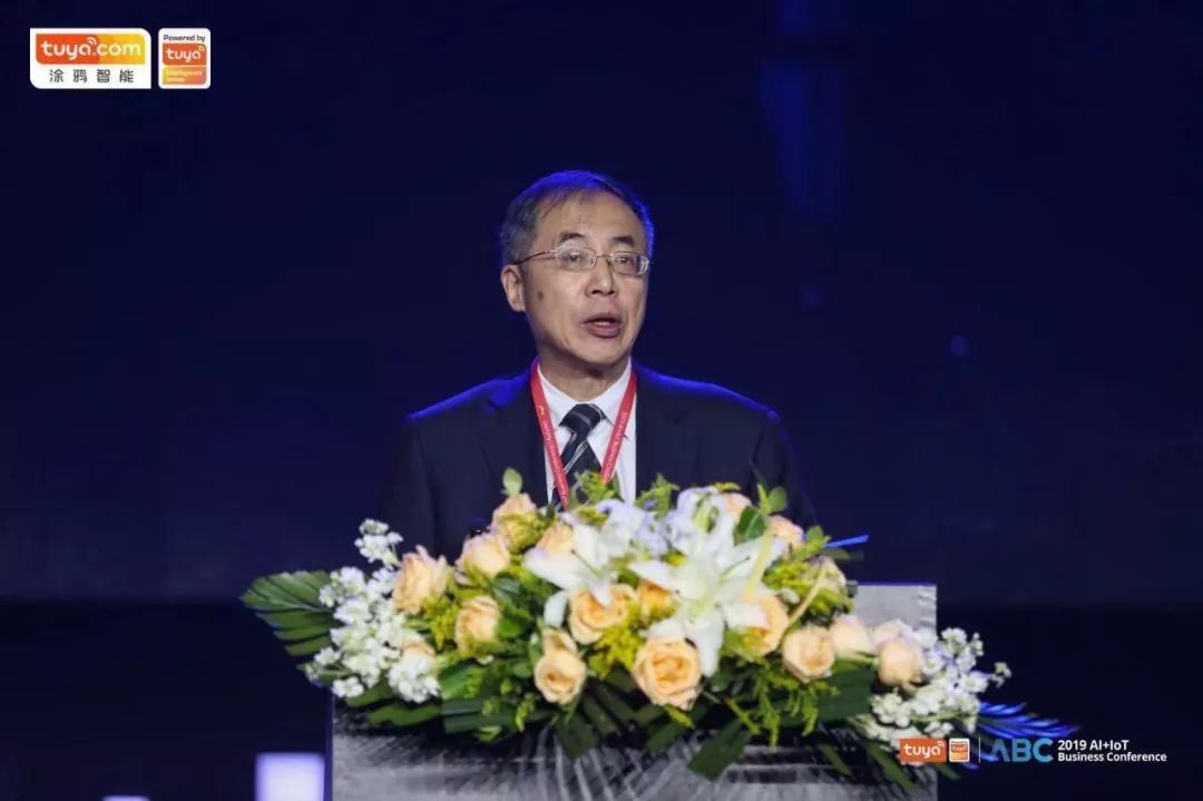 中国企业联合会常务副会长兼理事长、前工信部总工程师朱宏任致辞