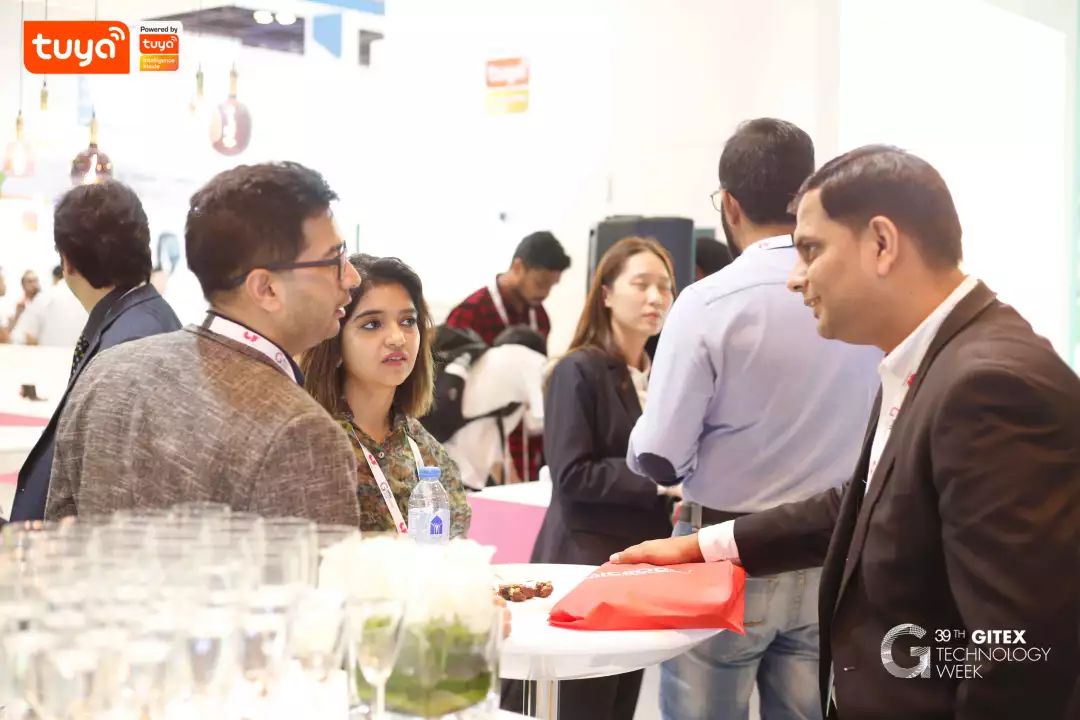 2019 GITEX现场涂鸦智能展位