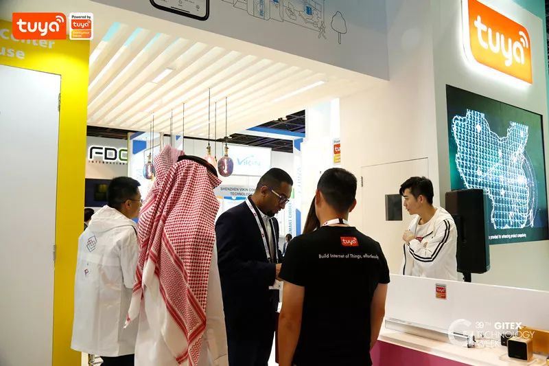 2019 GITEX现场涂鸦智能展位