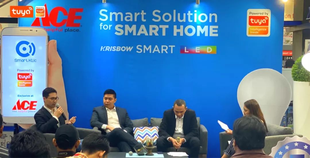 涂鸦智能亚太大区总经理罗志军与ACE市场传播总经理Yoelius Saputra等人出席圆桌论坛