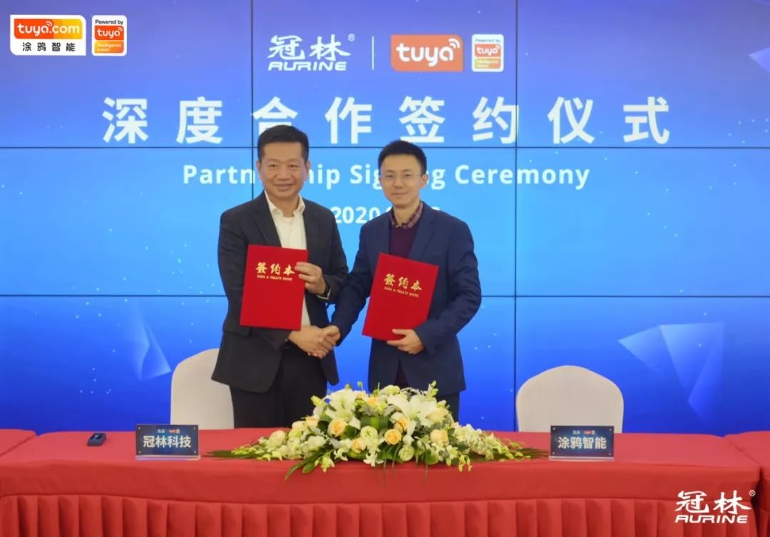 福建省冠林科技有限公司董事长谢礼龙（左）和涂鸦智能联合创始人兼总裁陈燎罕（右）