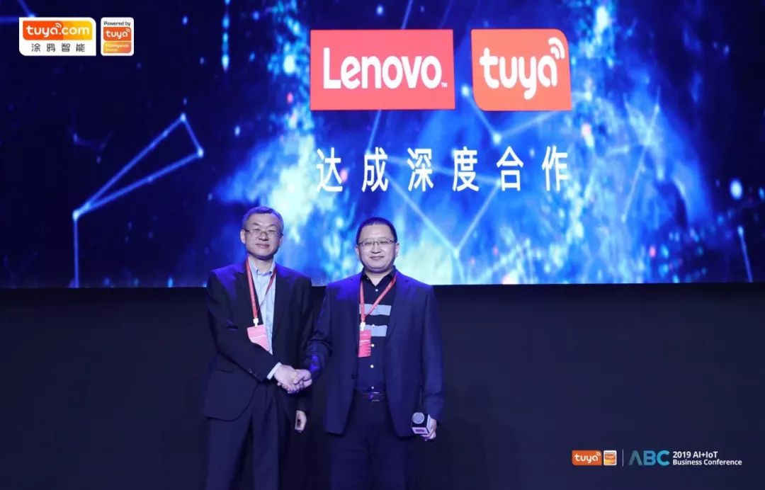 联想消费SIoT事业部总经理禚春磊（左）与涂鸦智能副总裁孙新涛（右）
