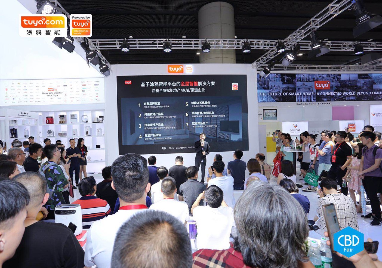 涂鸦智能董事长兼总裁陈燎罕在现场进行分享