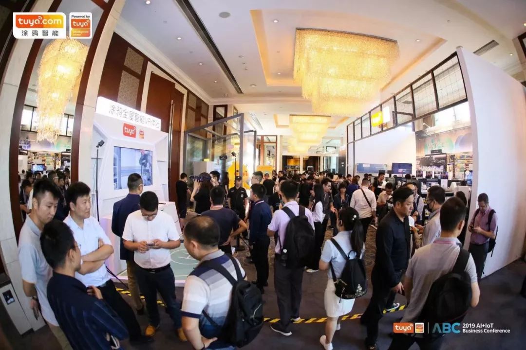 涂鸦智能产品展示现场-VR体验区